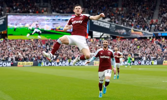 `Aaron Cresswell mừng bàn mở tỷ số vào lưới Everton ở London hôm 3/4. Ảnh: Reuters