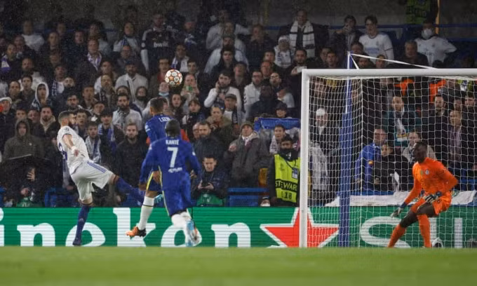 Cú đánh đầu nâng tỷ số lên 2-0 của Benzema. Ảnh: Reuters