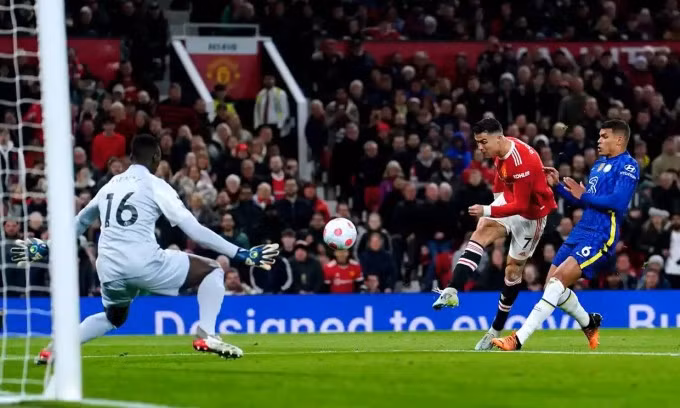 Ronaldo vượt qua sự áp sát từ Silva để sút tung lưới Mendy. Ảnh: PA.
