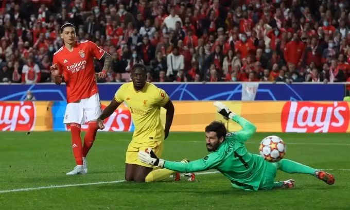 Sai lầm của Konate giúp Nunez ghi bàn thứ năm tại Champions League mùa này. Ảnh: Reuters.