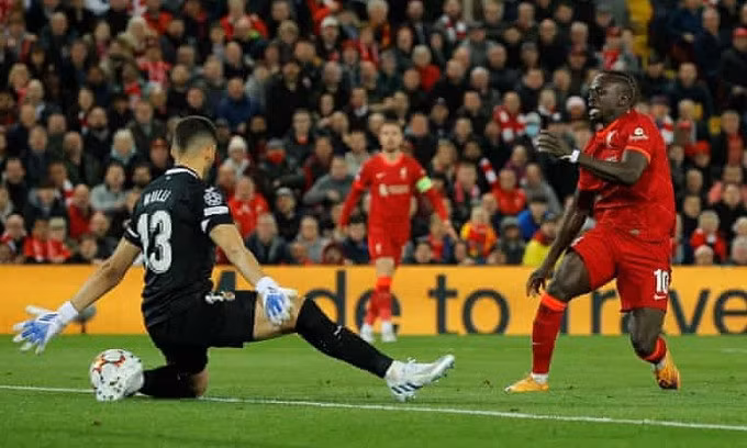 Mane chích bóng qua sườn thủ môn Rulli trong bàn thứ hai của Liverpool. Ảnh: Guardian