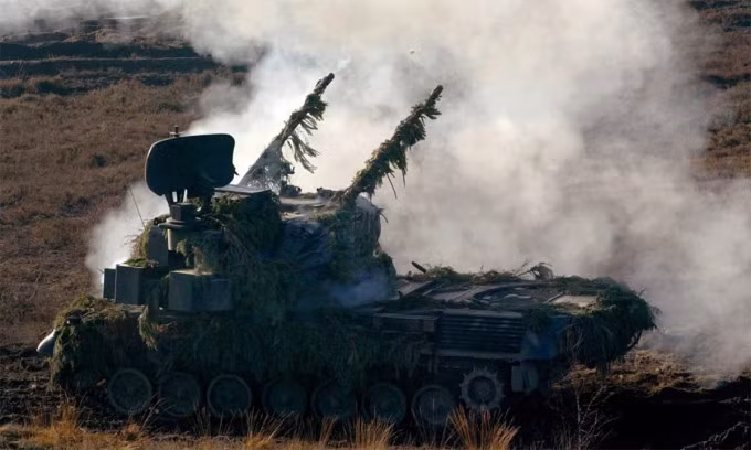 Tổ hợp pháo phòng không tự hành Flakpanzer Gepard khai hỏa trong diễn tập gần thị trấn Bergen tháng 11/2003. Ảnh: Reuters.