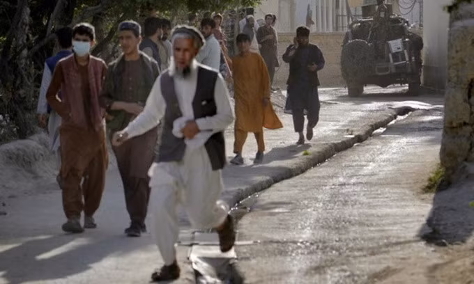 Người dân tháo chạy khỏi hiện trường vụ nổ nhà thờ Hồi giáo ở thủ đô Kabul, Afghanistan, hôm 29/4. Ảnh: AP.