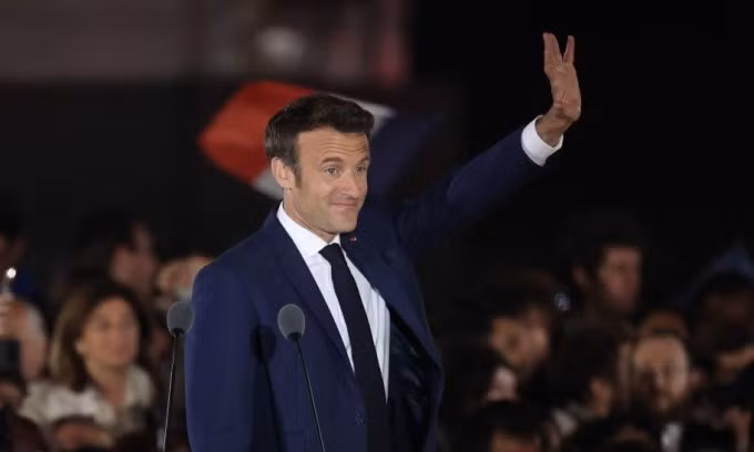 Tổng thống Macron vẫy tay với người ủng hộ ở thủ đô Paris hôm 24/4. Ảnh: AFP.