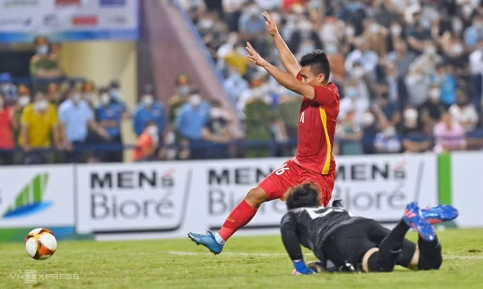 Cầu thủ U23 Việt Nam đi bóng trong trận giao hữu hòa 1-1 với U20 Hàn Quốc ngày 19/4 ở Phú Thọ. Ảnh: Lâm Thỏa