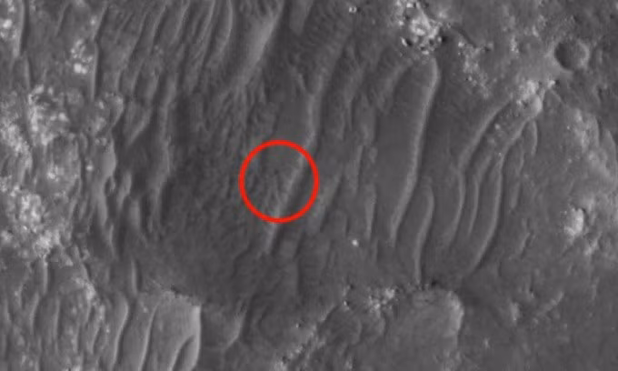 Trực thăng Ingenuity nhìn từ quỹ đạo. Ảnh: NASA