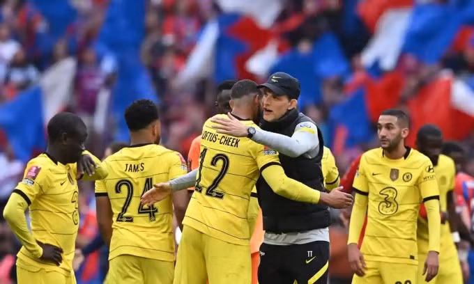 Tuchel vào sân chúc mừng học trò sau trận đấu. Ảnh: AFP.