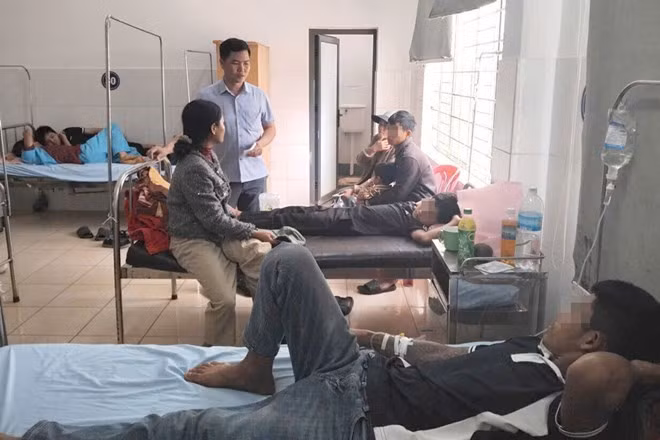 Sau khi có hàng chục người nhập viện do nghi ngộ độc thực phẩm, cơ quan chức năng đã xử phạt hành chính cơ sở kinh doanh bánh mì. Ảnh: Quang Nhật