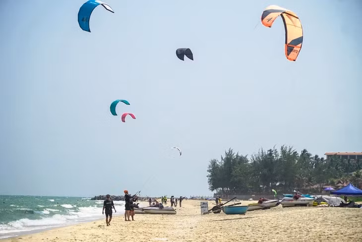 Biển Mũi Né rực rỡ với những cánh diều - Ảnh: NGUYỄN HIỀN