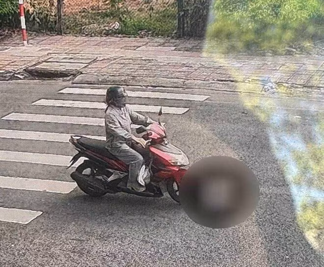 Người phụ nữ rời khỏi hiện trường vụ tai nạn ở xã Phú Giáo, TPHCM. Ảnh: Công an xã Phú Giáo