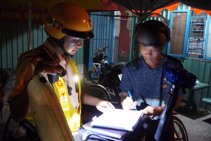 Anh T.T.E thừa nhận đã uống bia trước đó và đồng ý ký vào biên bản vi phạm Ảnh: Chân Phúc