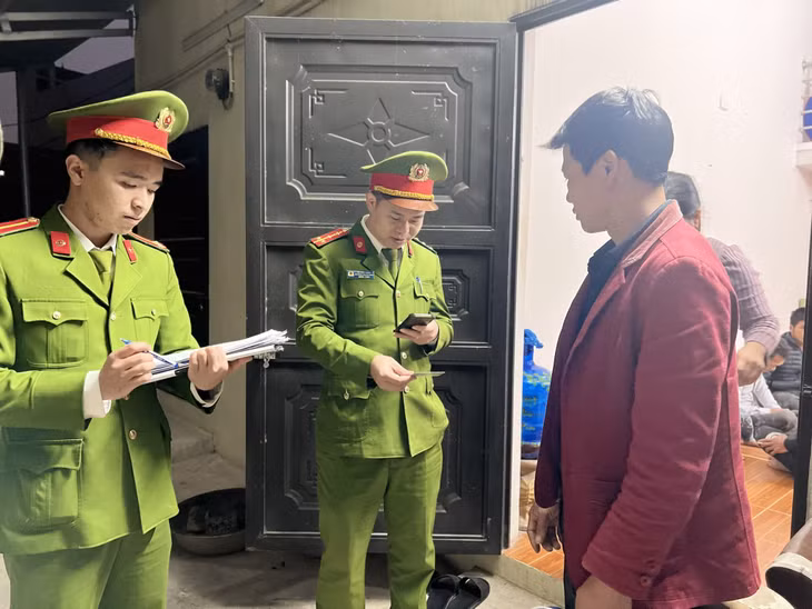 Công an phường Hà An tăng cường quản lý cư trú thông qua VNeID.