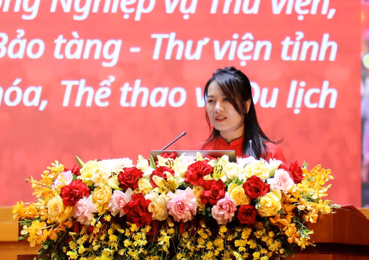 Thí sinh Đào Thị Hoài Thu, Bí thư Chi bộ, Trưởng Phòng Nghiệp vụ Thư viện, Bảo tàng, Sở VHTT&amp;DL tỉnh, trình bày phần thi thuyết trình.