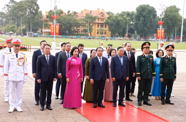 Đoàn đại biểu Thành uỷ, HĐND, UBND TP. Hà Nội viếng Bác - Ảnh: VGP/Nhật Bắc