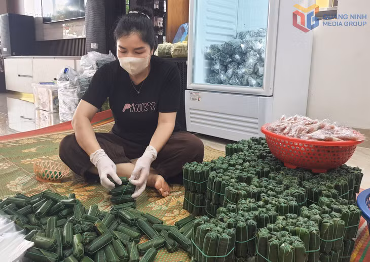 Chế biến nem chua tại cơ sở sản xuất giò chả Việt Nga (khu Bình Xuân, phường Mạo Khê).