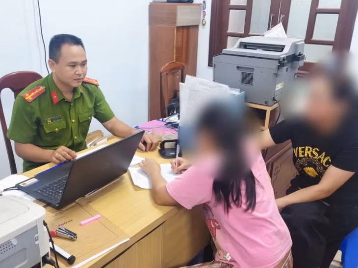 Công an làm việc với phụ huynh và học sinh, được cho là nạn nhân trong vụ việc bị hành hung, tống tiền để thu thập chứng cứ. Ảnh: CACC