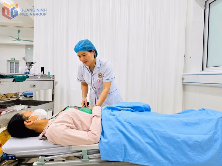 Điều dưỡng Diệp Thị Liền, Khoa Khám bệnh, Cấp cứu lưu (Bệnh viện Đa khoa khu vực Tiên Yên) đo huyết áp cho bệnh nhân.