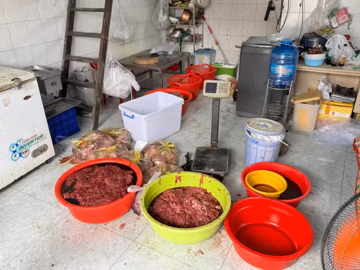 Hiện trường các đối tượng làm thịt bò giả và bò ngâm hóa chất cấm.