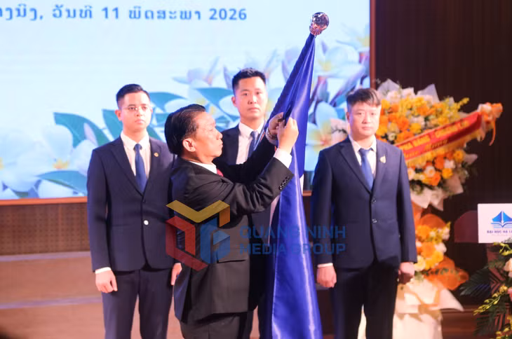 Đồng chí Bun Lươm Mạ Ni Vông, Ủy viên Ban Chấp hành Trung ương Đảng Nhân dân Cách mạng Lào, Bí thư Tỉnh ủy, Chủ tịch Hội đồng nhân dân, Trưởng đoàn đại biểu Quốc hội tỉnh Luông Pha Băng, trao Huy chương Lao động của Nhà nước CHDCND Lào cho Trường Đại học Hạ Long (5-2026). Ảnh: Nguyễn Thanh