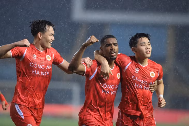 Alan và Alves ghi bàn giúp Công an Hà Nội vô địch V.League. Ảnh: Minh Dân