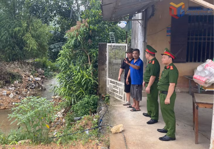 Công an xã Quảng La phối hợp kiểm tra, tuyên truyền tại các hộ gia đình sinh sống ven sông, suối về việc đảm bảo an toàn trước mùa mưa bão.