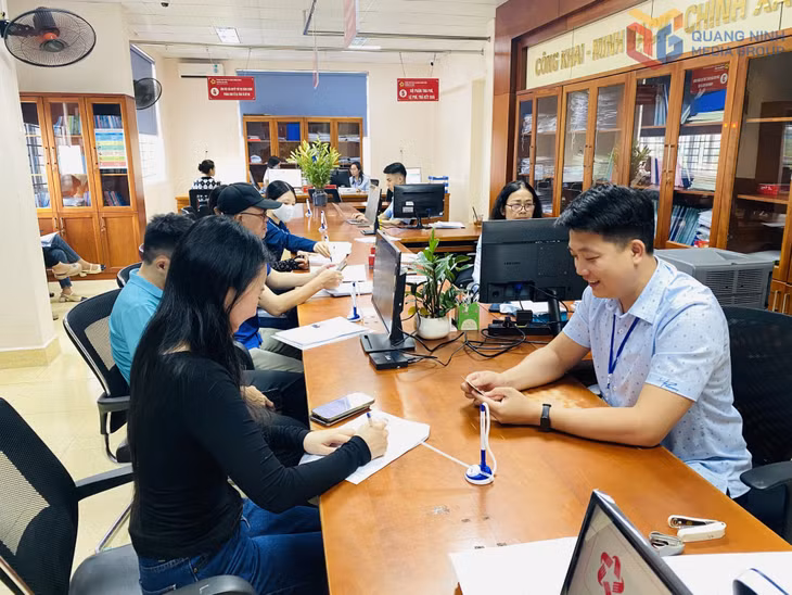 Cán bộ Trung tâm Phục vụ hành chính công phường Hạ Long tiếp nhận TTHC của người dân.