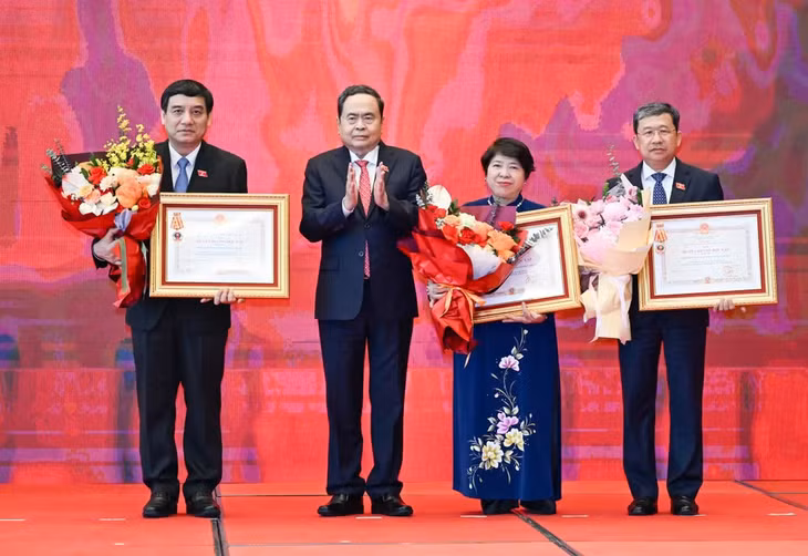 Chủ tịch Quốc hội Trần Thanh Mẫn trao Huân chương Lao động hạng Nhì của Chủ tịch nước tặng Ủy ban Pháp luật và Tư pháp của Quốc hội và Ủy ban Công tác đại biểu của Quốc hội. (Ảnh: DUY LINH)