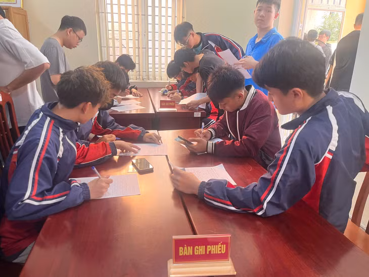 Công dân phường Quảng Yên tích cực tham gia đăng ký nghĩa vụ quân sự lần đầu năm 2026. Ảnh: Đơn vị cung cấp