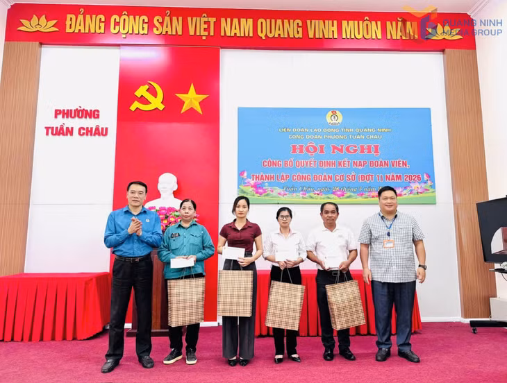 Lãnh đạo LĐLĐ tỉnh trao qùa cho công nhân khó khăn trên địa bàn phường Tuần Châu.