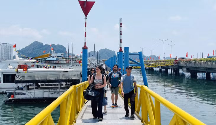 Đông đảo du khách xuống tàu tham quan tại Cảng tàu khách quốc tế Hạ Long trong dịp nghỉ lễ.