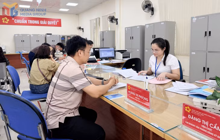 Cán bộ Trung tâm Phục vụ hành chính công phường Đông Triều giải quyết thủ tục hành chính.