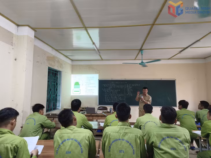 Các học viên cai nghiện tại Cơ sở cai nghiện ma túy tỉnh tham gia lớp đào tạo nghề mỏ hầm lò.