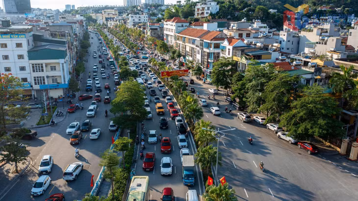Giao thông trên các trục đường chính đông đúc do lượng khách tăng cao, nhưng vẫn đảm bảo thông suốt trong kỳ nghỉ lễ.