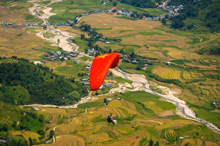 Trải nghiệm nhảy dù ở Mù Cang Chải cho bạn cảm giác mạo hiểm, phóng khoáng và những góc nhìn mới lạ về mảnh đất vùng cao này. Điểm nhảy dù thường tổ chức trên đèo Khau Phạ. Du khách có thể di chuyển bằng xe máy, ôtô qua đây, tuy nhiên cần chú ý đi chậm vì thời tiết mùa thu nhiều sương mù.