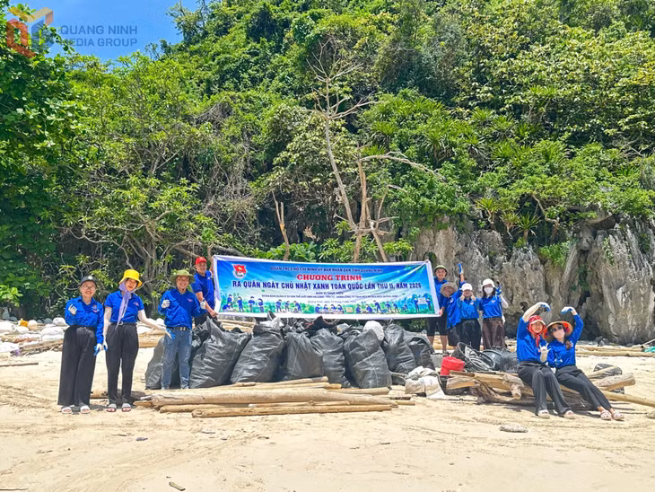 Đoàn Thanh niên Ban Quản lý Di sản thế giới Vịnh Hạ Long - Yên Tử phối hợp với Đoàn Thanh niên Công ty TNHH MTV Petrolimex Quảng Ninh tổ chức chương trình “Hãy làm sạch biển”