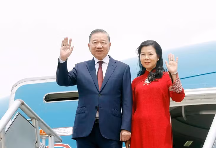Tổng Bí thư, Chủ tịch nước Tô Lâm và Phu nhân đến sân bay quân sự Villamor Airbase, Manila. (Ảnh: Thống Nhất/TTXVN)