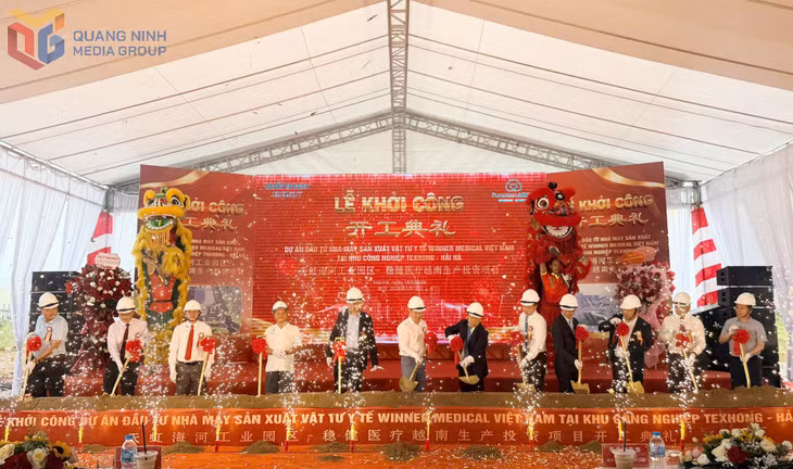 Các đại biểu thực hiện nghi lễ động thổ khởi công công trình.