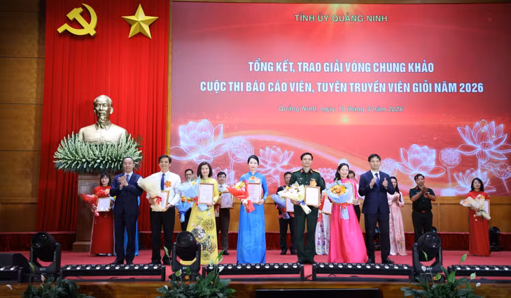 Đồng chí Dương Mạnh Cường, Ủy viên BTV, Chánh Văn phòng Tỉnh ủy và đồng chí Nguyễn Văn Công, Phó Chủ tịch UBND tỉnh, trao giải Ba cho 5 thí sinh.