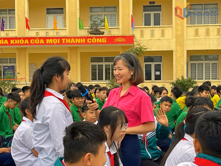 CDC Quảng Ninh truyền thông giáo dục SKSS vị thành niên tại trường TH-THCS Tiền An (phường Quảng Yên).
