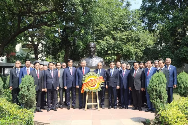 Tổng Bí thư, Chủ tịch nước Tô Lâm và Đoàn đại biểu cấp cao Việt Nam đến đặt vòng hoa tưởng niệm tại Tượng Chủ tịch Hồ Chí Minh, trong Công viên G20 ở thủ đô New Delhi. (Ảnh: TTXVN)