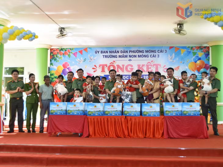 Đồng chí Giám đốc Công an tỉnh trao tặng 15 suất quà cho các em học sinh có hoàn cảnh khó khăn tại Trường Mầm non Móng Cái 3.