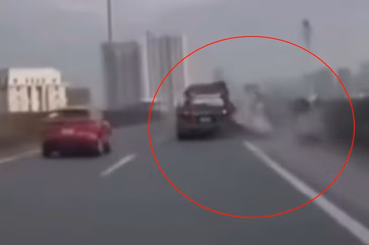 Thời điểm rơi hàng hóa trên vành đai 3 không gây thương vong về người. Ảnh chụp màn hình