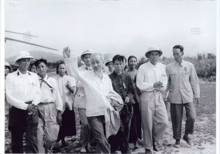 Chủ tịch Hồ Chí Minh đến thăm đảo Cô Tô vào ngày 9/5/1961. Ảnh tư liệu.