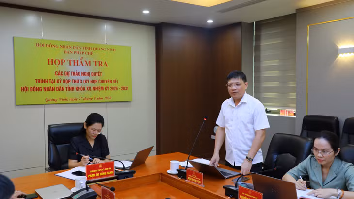 Đồng chí Nghiêm Xuân Cường, Phó Chủ tịch HĐND tỉnh phát biểu ý kiến góp ý.