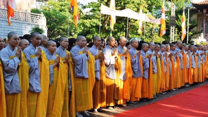 Đông đảo chư tăng ni tại các chùa, tự viện, tịnh xá, tịnh thất và đông đảo đồng bào Phật tử các giới và nhân dân địa phương tham dự buổi lễ.
