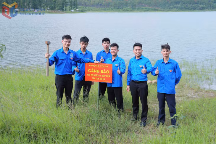 Đoàn phường Yên Tử rà soát, cắm biển cảnh báo khu vực nguy hiểm.