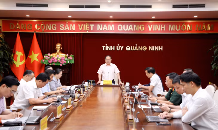 Đồng chí Quản Minh Cường, Ủy viên Trung ương Đảng, Bí thư Tỉnh ủy, Trưởng Đoàn ĐBQH tỉnh, chủ trì và kết luận hội nghị.