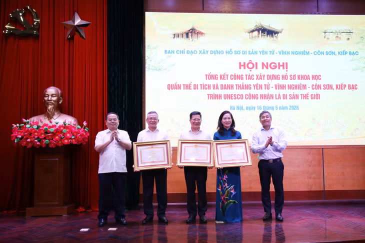 Thừa ủy quyền của Thủ tướng Chính phủ, đồng chí Bí thư Tỉnh ủy Quảng Ninh và đồng chí Thứ trưởng Thường trực Bộ Ngoại giao trao Bằng khen của Thủ tướng Chính phủ cho các cá nhân có thành tích xuất sắc.