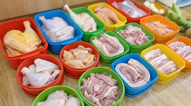 Các bà nội trợ hãy lưu ý các bước lưu trữ thực phẩm đúng cách nhằm đảm bảo độ tươi ngon. Ảnh: Thu Lan