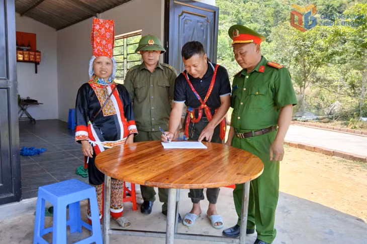 Lực lượng tham gia bảo vệ ANTT ở cơ sở xã Đường Hoa hỗ trợ Công an xã tuyên truyền, vận động nhân dân thực hiện các tiêu chí xây dựng địa bàn không ma túy.